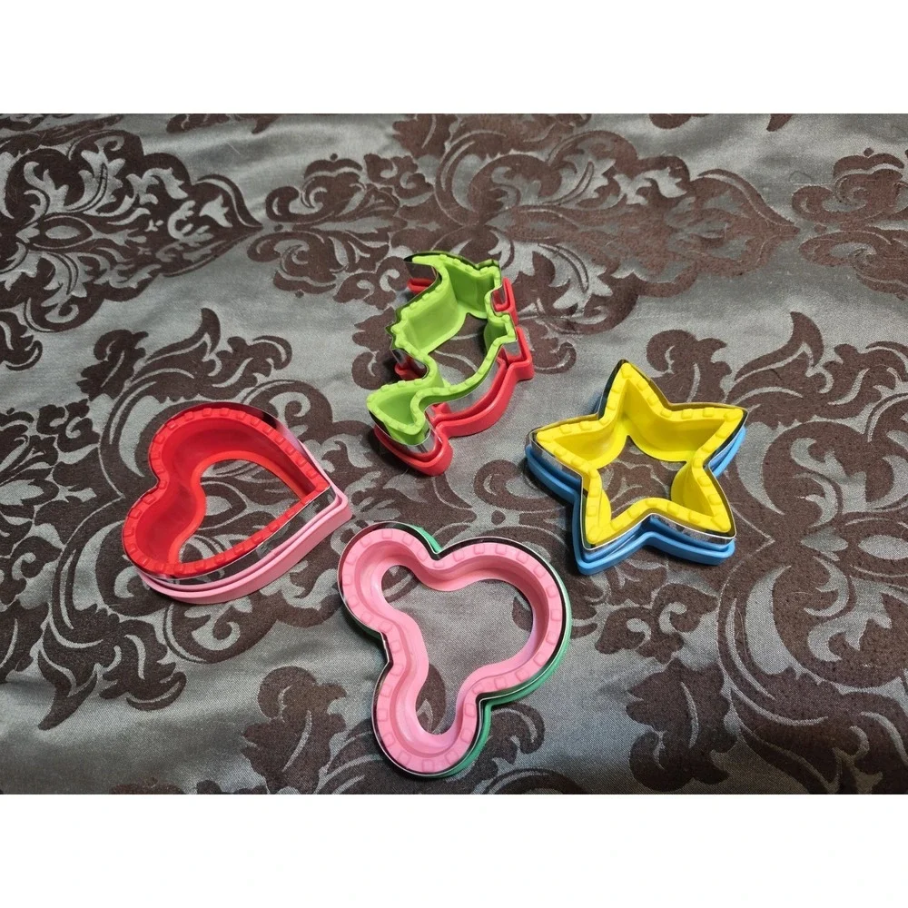 Sandwich Cutter Set 4 Shaped Like Dinosaur, Star and Heart & Mickey